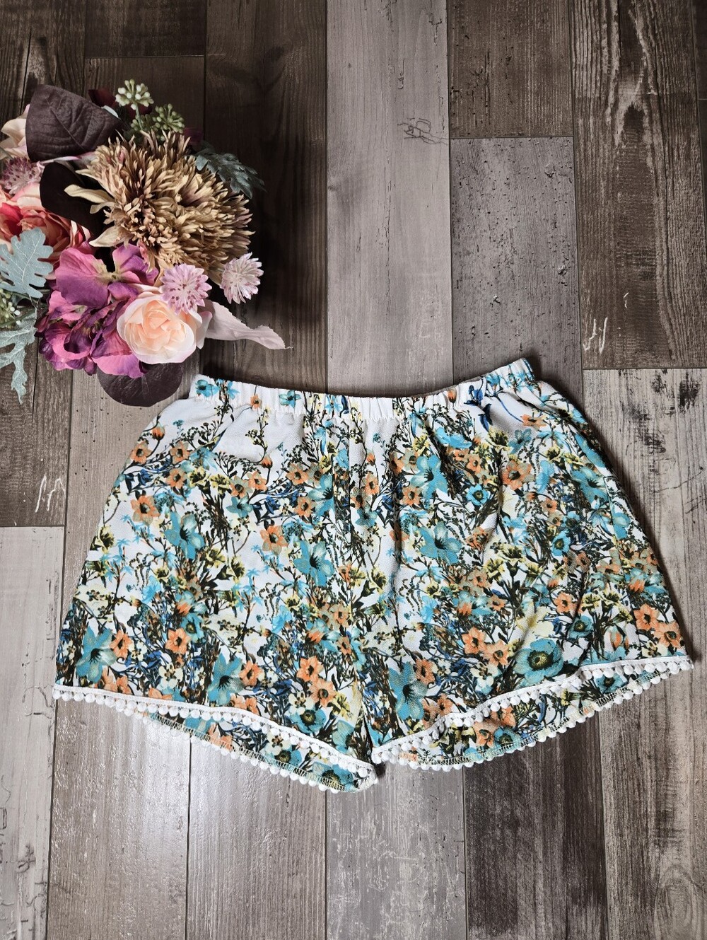 Fig & Olive Floral Pom‑Pom Trim Shorts – Size Large
